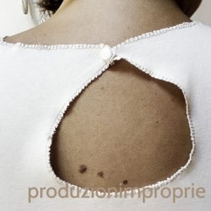 Il bottone con la canotta intorno - tutorial scollo a goccia