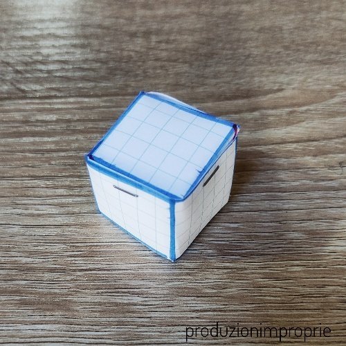 Un cubo in carta montato